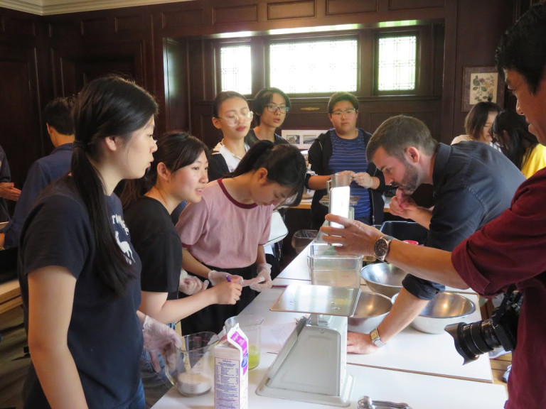 CELA students take part in a culinary activity at ĤƵ's Dunlop House Restaurant. 